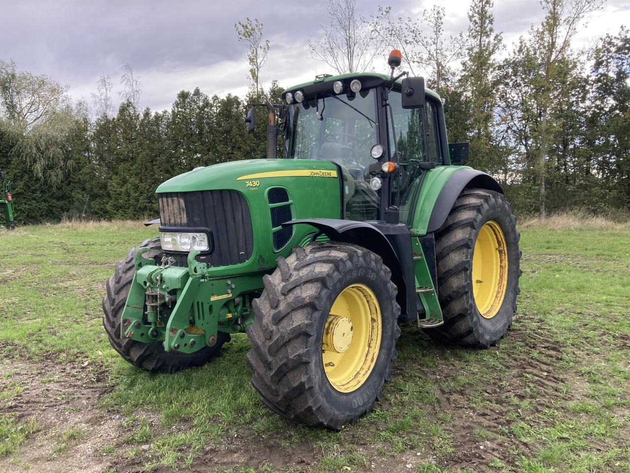 John Deere 7430 - Farm tractor: picture 1 John Deere 7430 - Farm tractor: picture 1