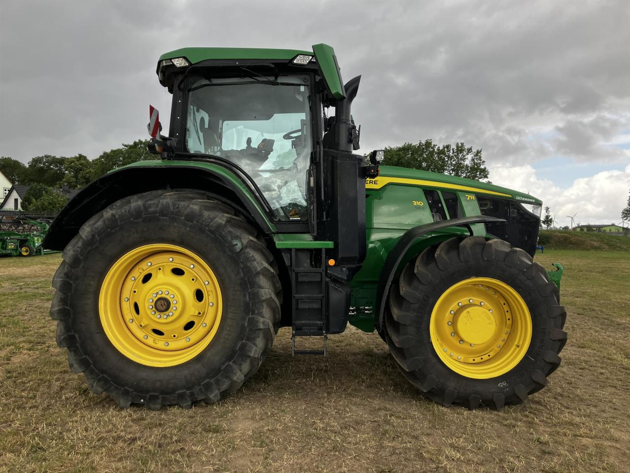 John Deere 7R 310 - Farm tractor: picture 2 John Deere 7R 310 - Farm tractor: picture 2