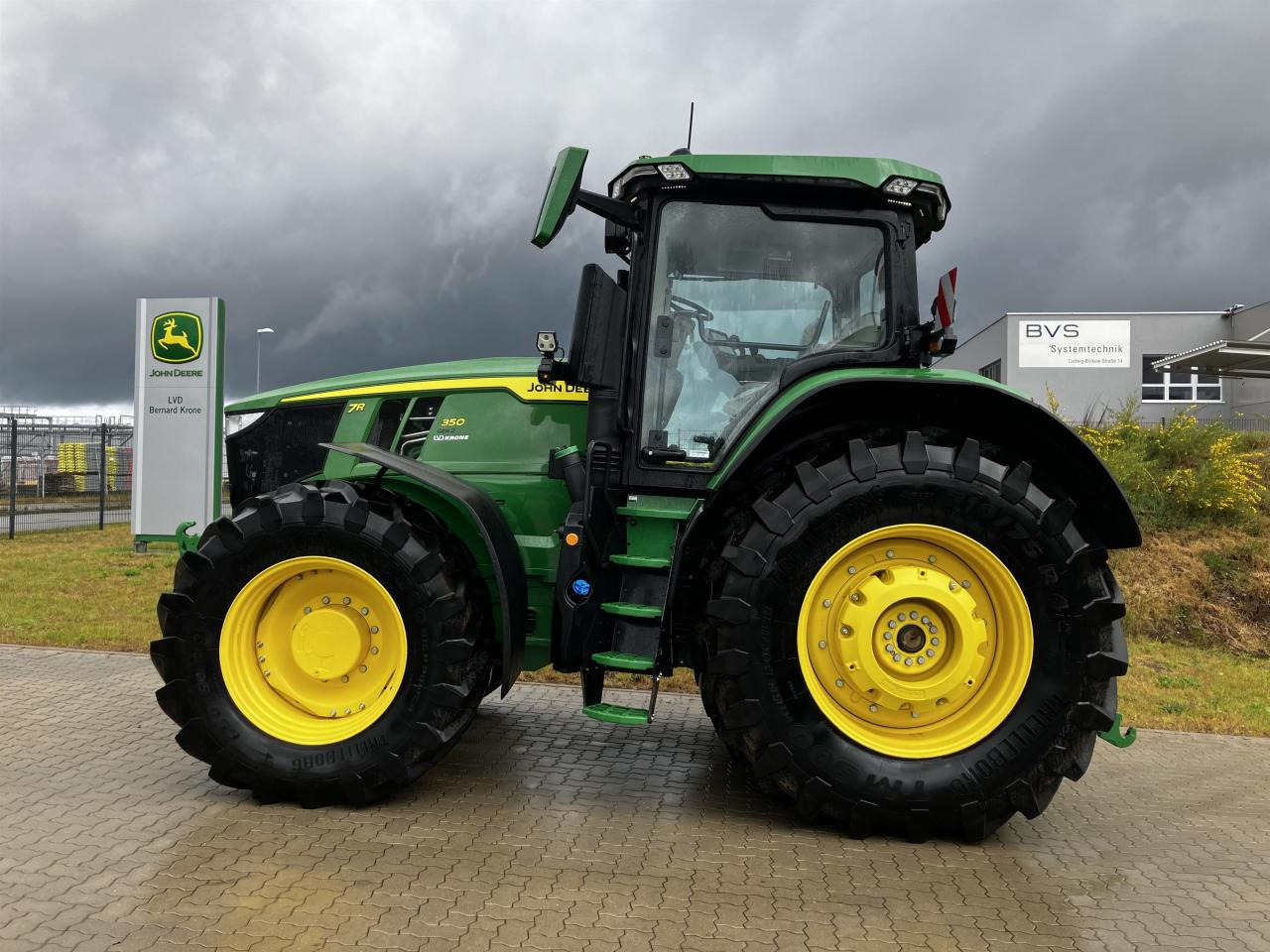 John Deere 7R 350 - Farm tractor: picture 1 John Deere 7R 350 - Farm tractor: picture 1