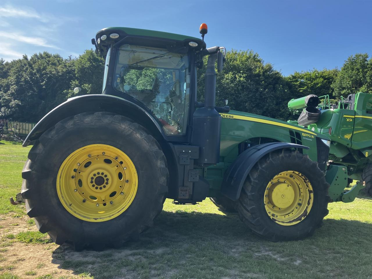John Deere 8370R - Farm tractor: picture 2 John Deere 8370R - Farm tractor: picture 2