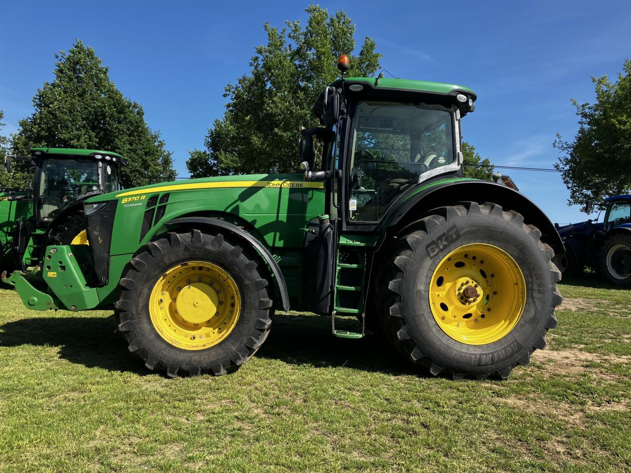John Deere 8370R - Farm tractor: picture 1 John Deere 8370R - Farm tractor: picture 1