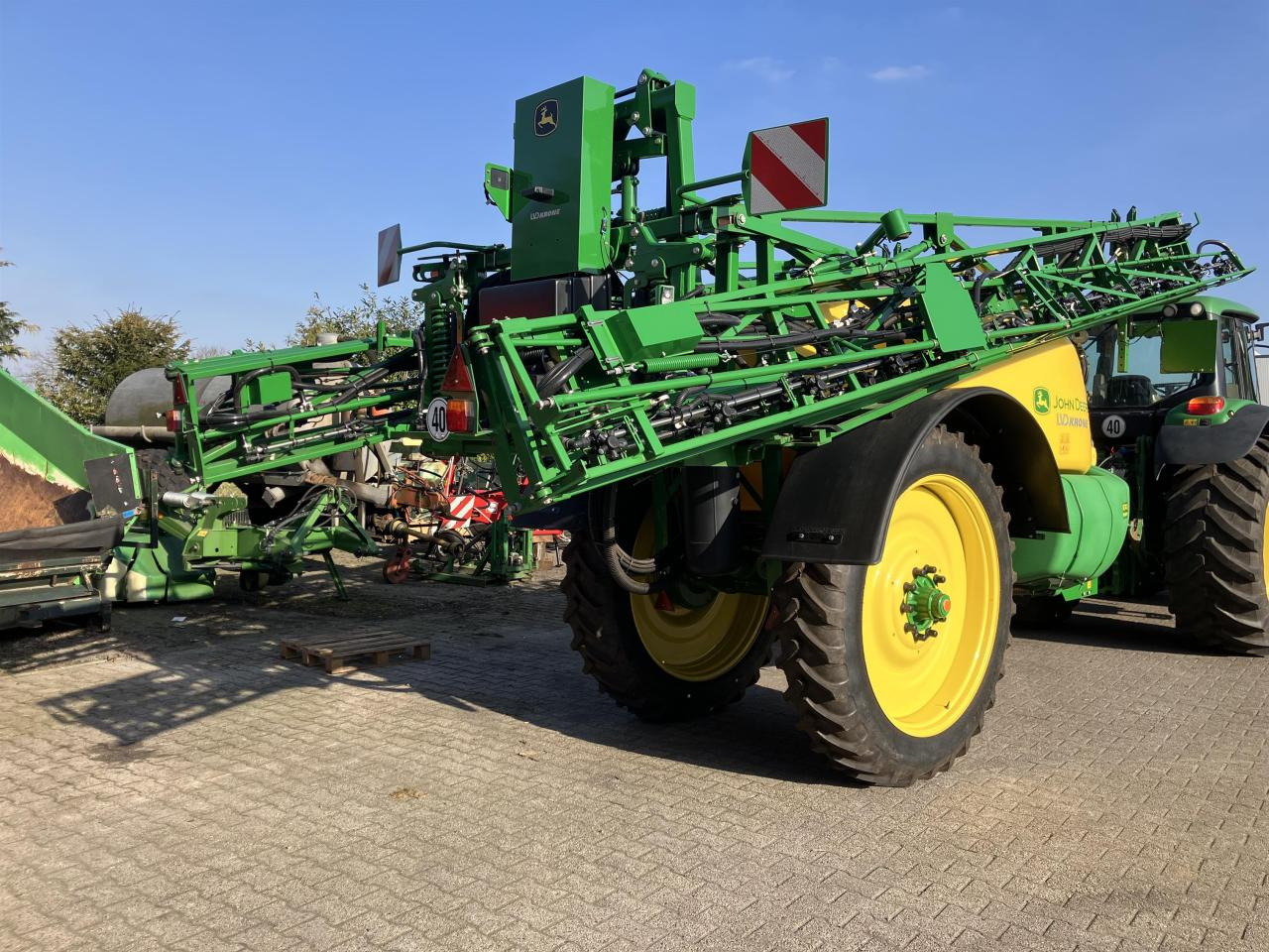 John Deere R740i - Trailed sprayer: picture 3 John Deere R740i - Trailed sprayer: picture 3