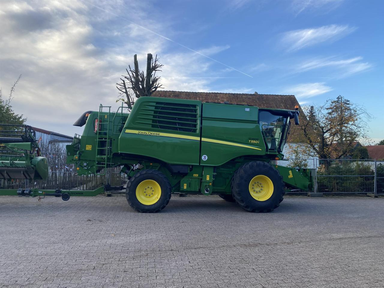 John Deere T550 - Combine harvester: picture 2 John Deere T550 - Combine harvester: picture 2