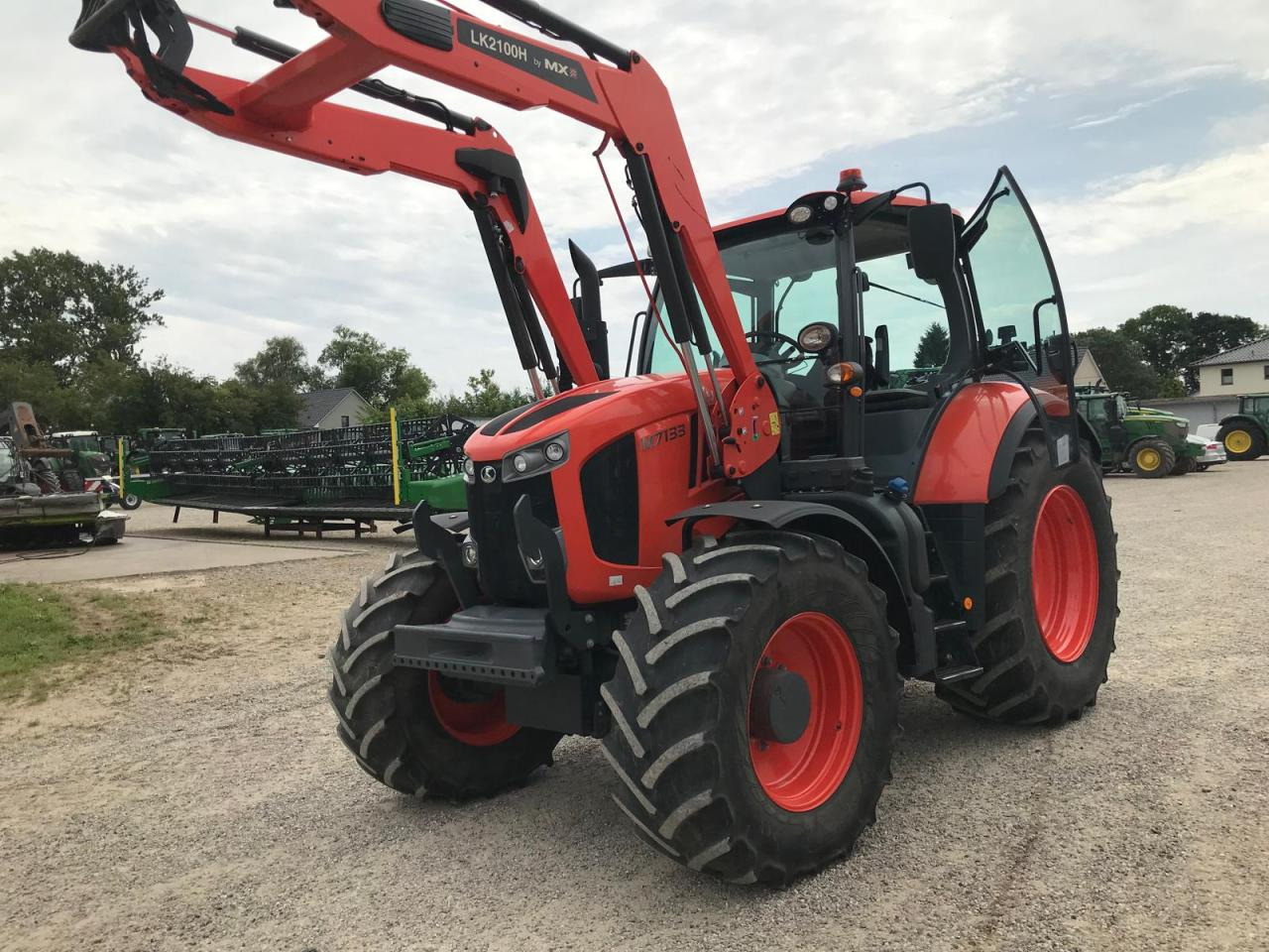 Kubota M7133 - Farm tractor: picture 1 Kubota M7133 - Farm tractor: picture 1