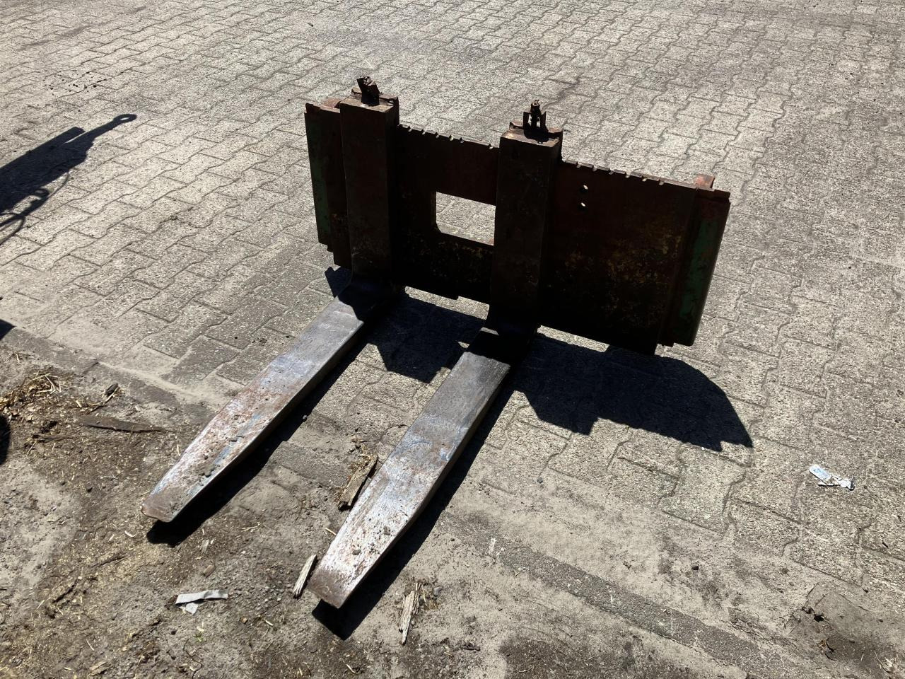 / UNBEKANNT Palettengabel auf EURO - Front loader for tractor: picture 1 / UNBEKANNT Palettengabel auf EURO - Front loader for tractor: picture 1