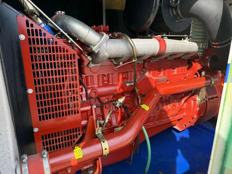 Iveco 8210 SRI 25.01 Mecc Alte Spa 280 kVA Silent generatorset - Generator set: picture 2 Iveco 8210 SRI 25.01 Mecc Alte Spa 280 kVA Silent generatorset - Generator set: picture 2