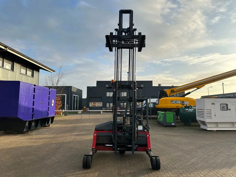 Moffett M4 20.1 Kubota Diesel Kooiaap 2 ton Sideshift Positioner Meeneemheftruck - Truck mounted forklift: picture 4 Moffett M4 20.1 Kubota Diesel Kooiaap 2 ton Sideshift Positioner Meeneemheftruck - Truck mounted forklift: picture 4