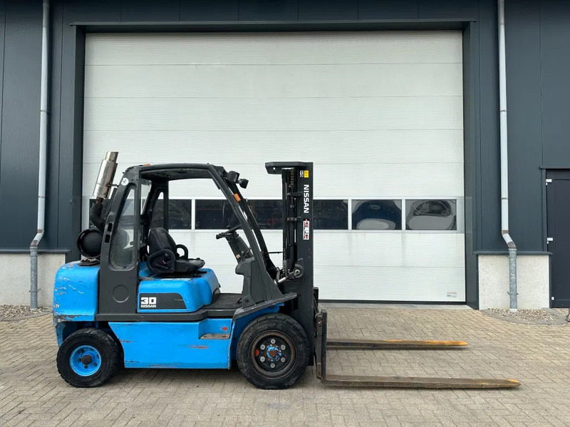 Nissan UGD02A30P0 3 ton Triplex Freelift LPG Heftruck - LPG forklift: picture 3 Nissan UGD02A30P0 3 ton Triplex Freelift LPG Heftruck - LPG forklift: picture 3