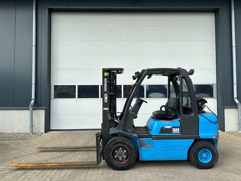 Nissan UGD02A30P0 3 ton Triplex Freelift LPG Heftruck - LPG forklift: picture 1 Nissan UGD02A30P0 3 ton Triplex Freelift LPG Heftruck - LPG forklift: picture 1