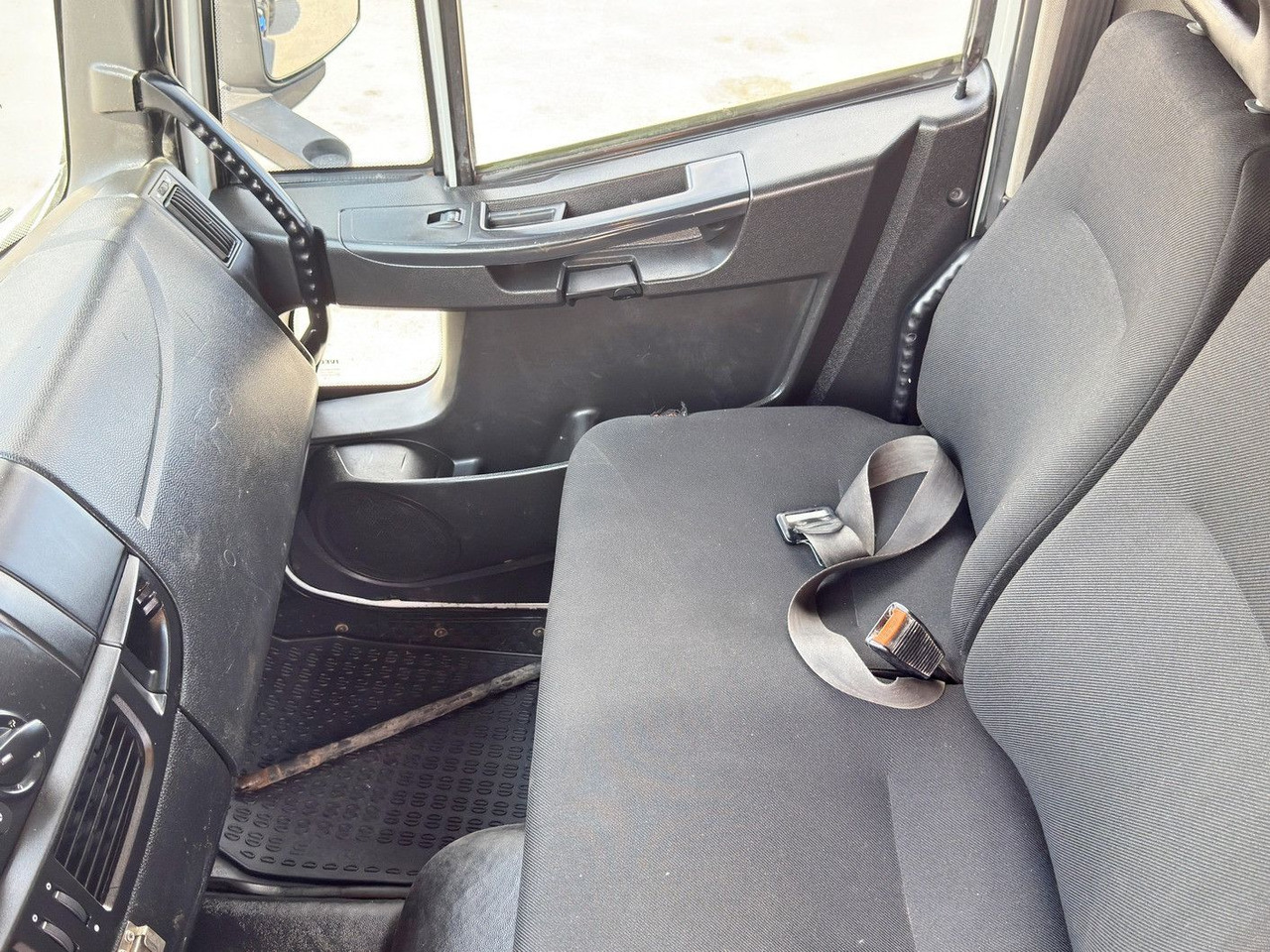 Cab chassis truck Iveco EUROCARGO 110-250* PLATFORM 4,60 m* 4x4: picture 8