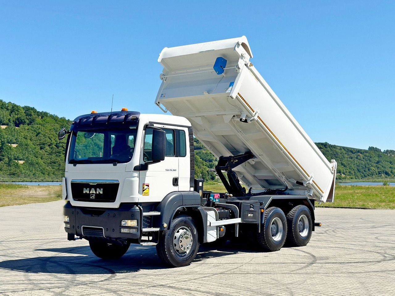 MAN TGS 26.360 Kipper 5,20 m + BORDMATIC / 6x4 - Tipper, Crane truck: picture 2 MAN TGS 26.360 Kipper 5,20 m + BORDMATIC / 6x4 - Tipper, Crane truck: picture 2