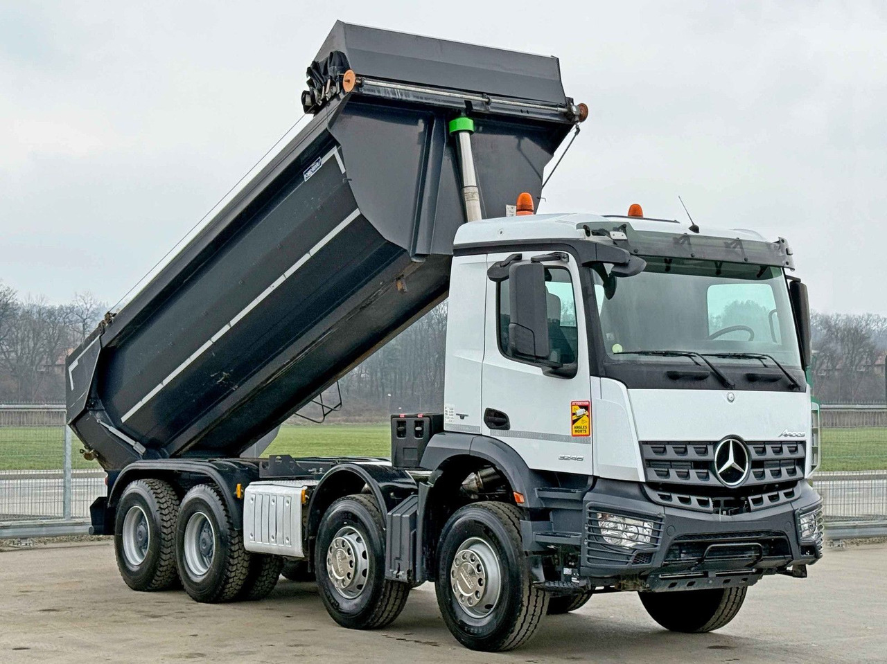 Mercedes-Benz AROCS 3246* KIPPER / 8x4 * TOPZUSTAND - Tipper: picture 4 Mercedes-Benz AROCS 3246* KIPPER / 8x4 * TOPZUSTAND - Tipper: picture 4