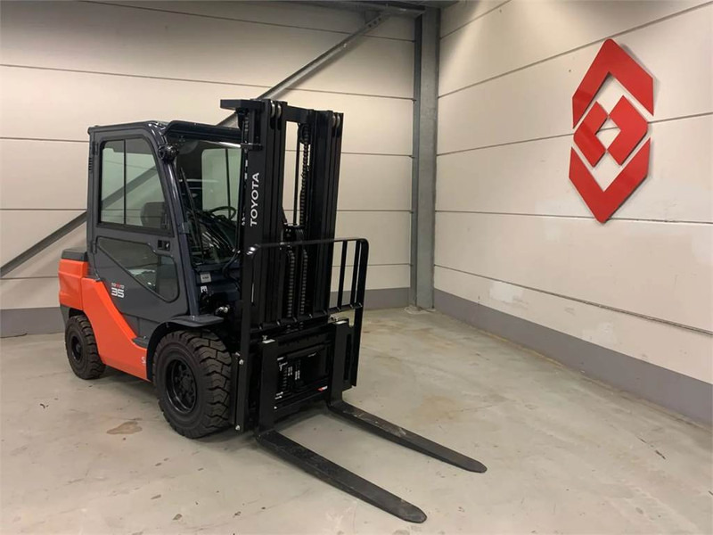 Toyota 52-8FDJF35 - Diesel forklift: picture 3 Toyota 52-8FDJF35 - Diesel forklift: picture 3