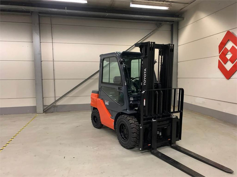 Toyota 52-8FDJF35 - Diesel forklift: picture 3 Toyota 52-8FDJF35 - Diesel forklift: picture 3