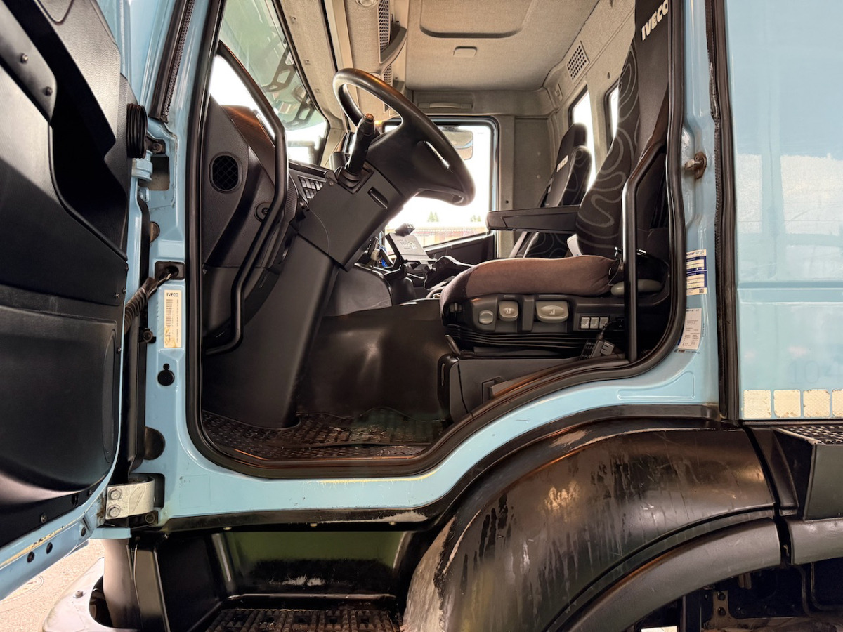 IVECO 340T45 Trakker 8x4 - Hook lift truck: picture 5 IVECO 340T45 Trakker 8x4 - Hook lift truck: picture 5