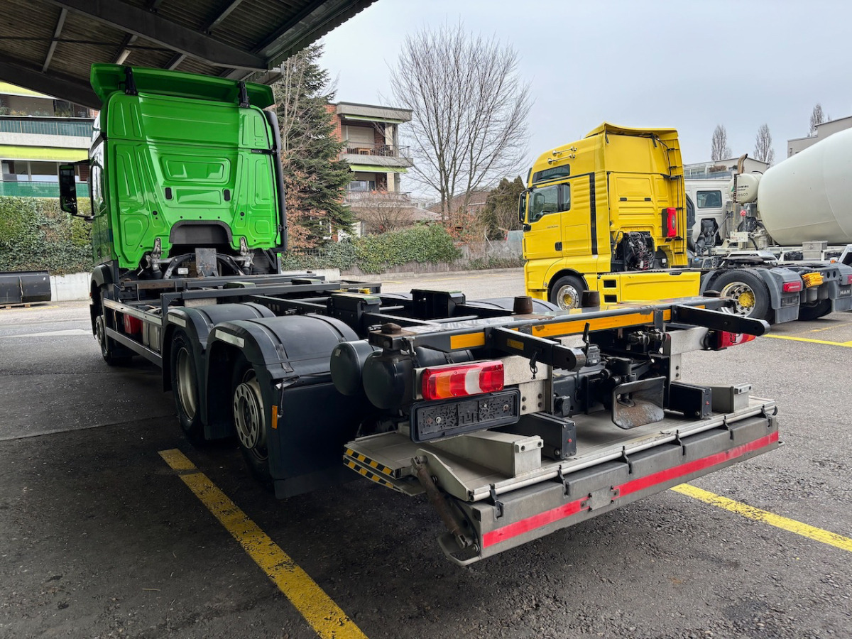 Container transporter/ Swap body truck MERCEDES Actros 2543 6x2 Container Transport: picture 18