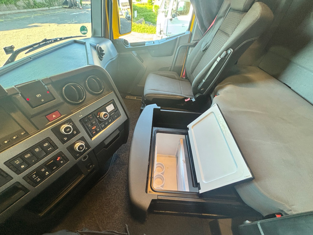 Box truck RENAULT T520: picture 9