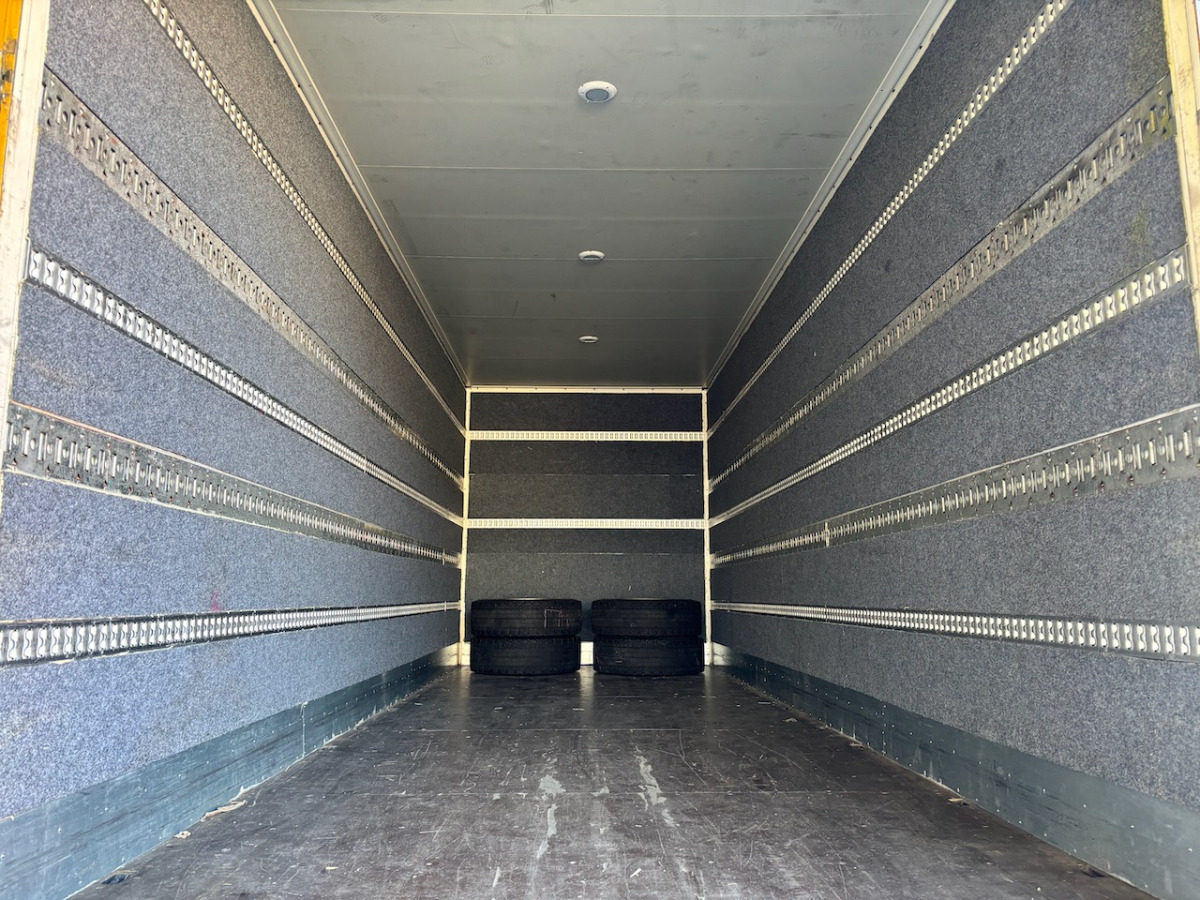 Box truck RENAULT T520: picture 16