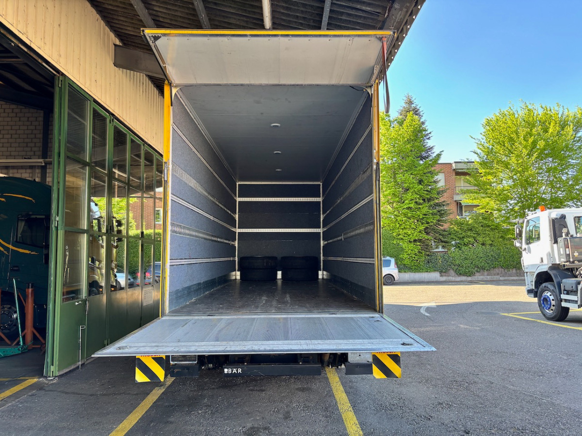 Box truck RENAULT T520: picture 17