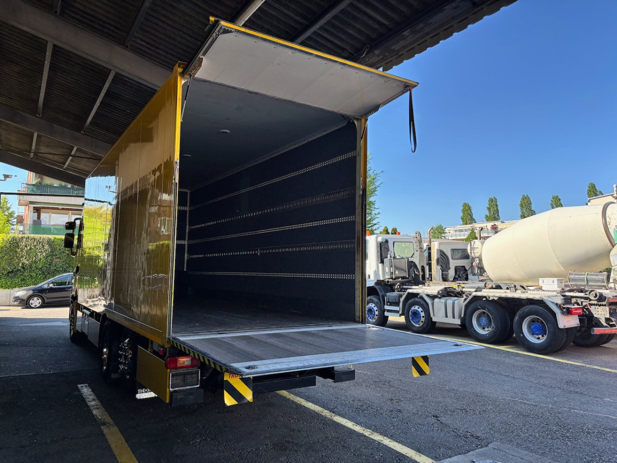 Box truck RENAULT T520: picture 18