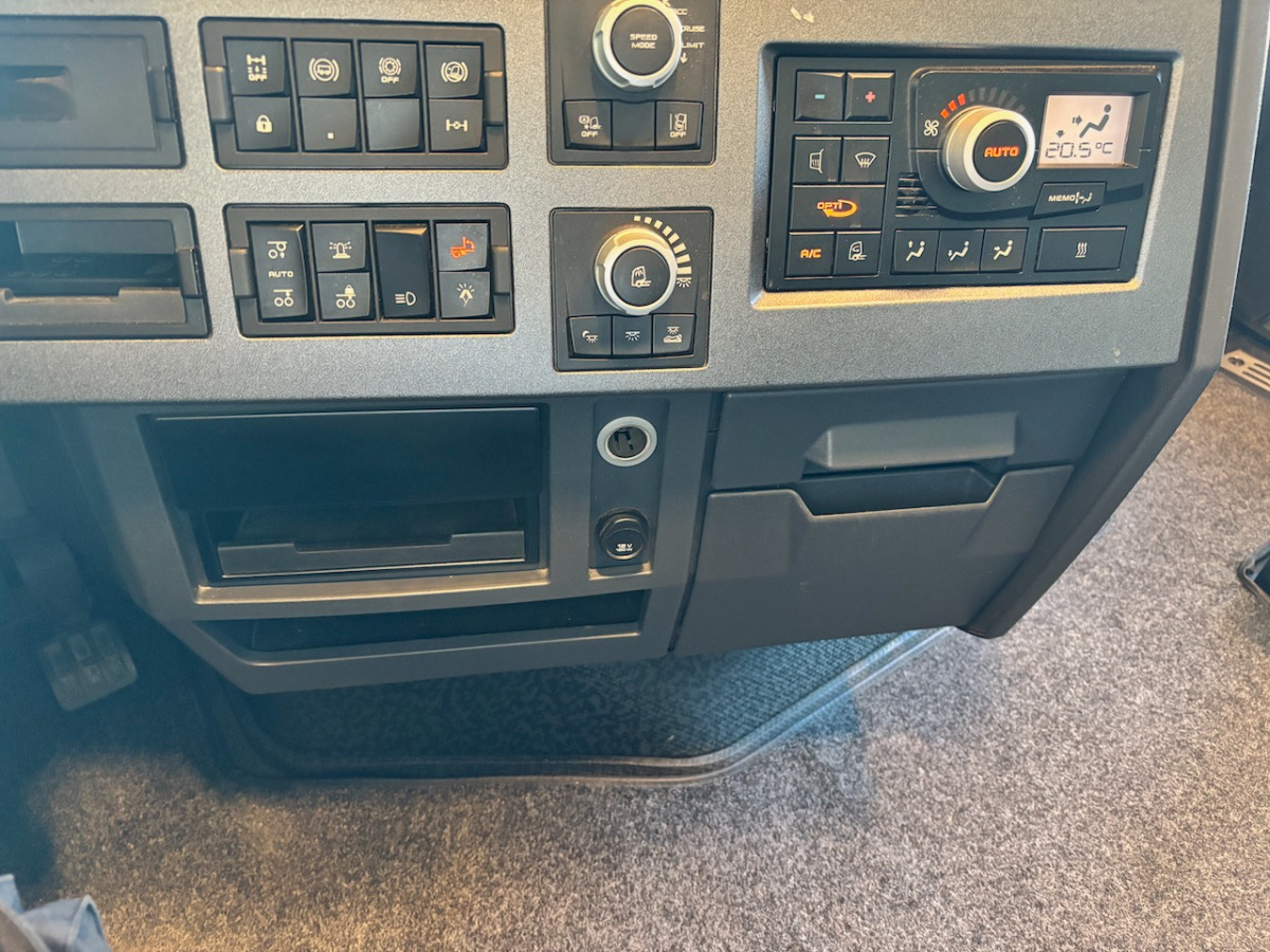 Box truck RENAULT T520: picture 11