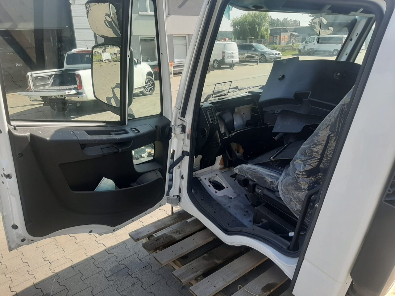 IVECO EUROCARGO 150-280 EURO 5-6 CABIN 4X2 NEW AUTOMATIC 000135A - Cab for Truck: picture 3 IVECO EUROCARGO 150-280 EURO 5-6 CABIN 4X2 NEW AUTOMATIC 000135A - Cab for Truck: picture 3