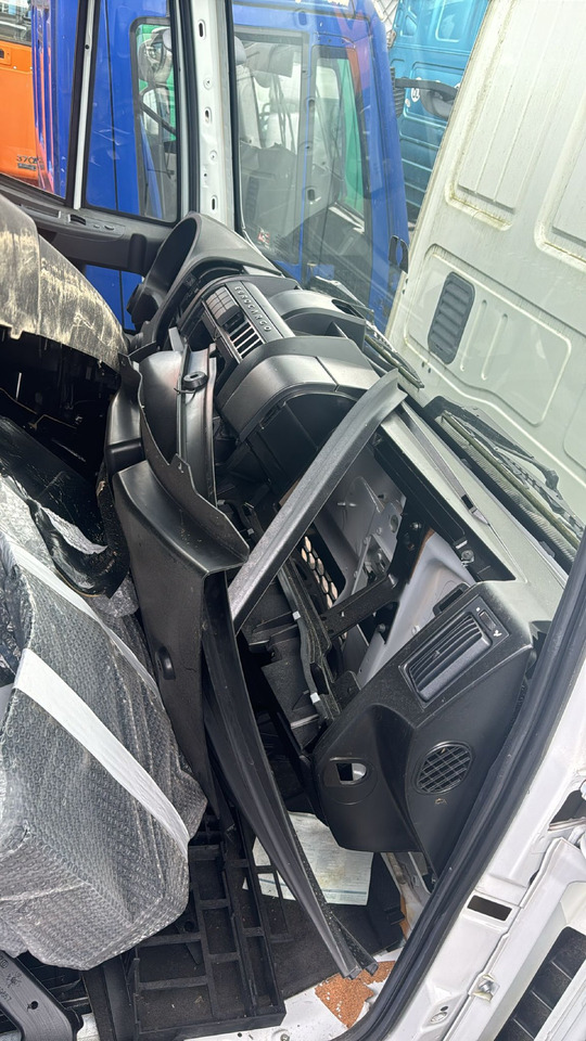 IVECO EUROCARGO 150-280 EURO 5-6 CABIN 4X2 NEW AUTOMATIC 000135A - Cab for Truck: picture 4 IVECO EUROCARGO 150-280 EURO 5-6 CABIN 4X2 NEW AUTOMATIC 000135A - Cab for Truck: picture 4
