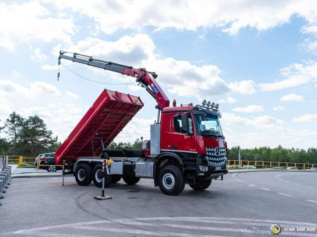 Tipper Mercedes-Benz  AROCS 3345 6x6 HMF 3220 Winch Crane Tipper: picture 5