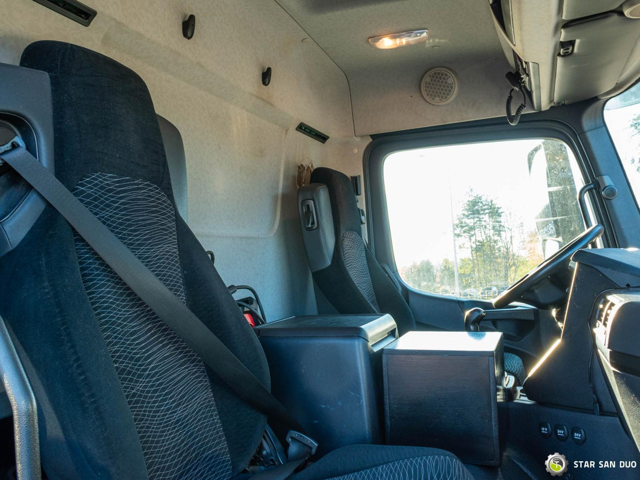 Cab chassis truck : picture 18