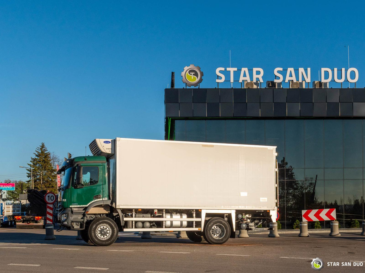 Cab chassis truck : picture 6