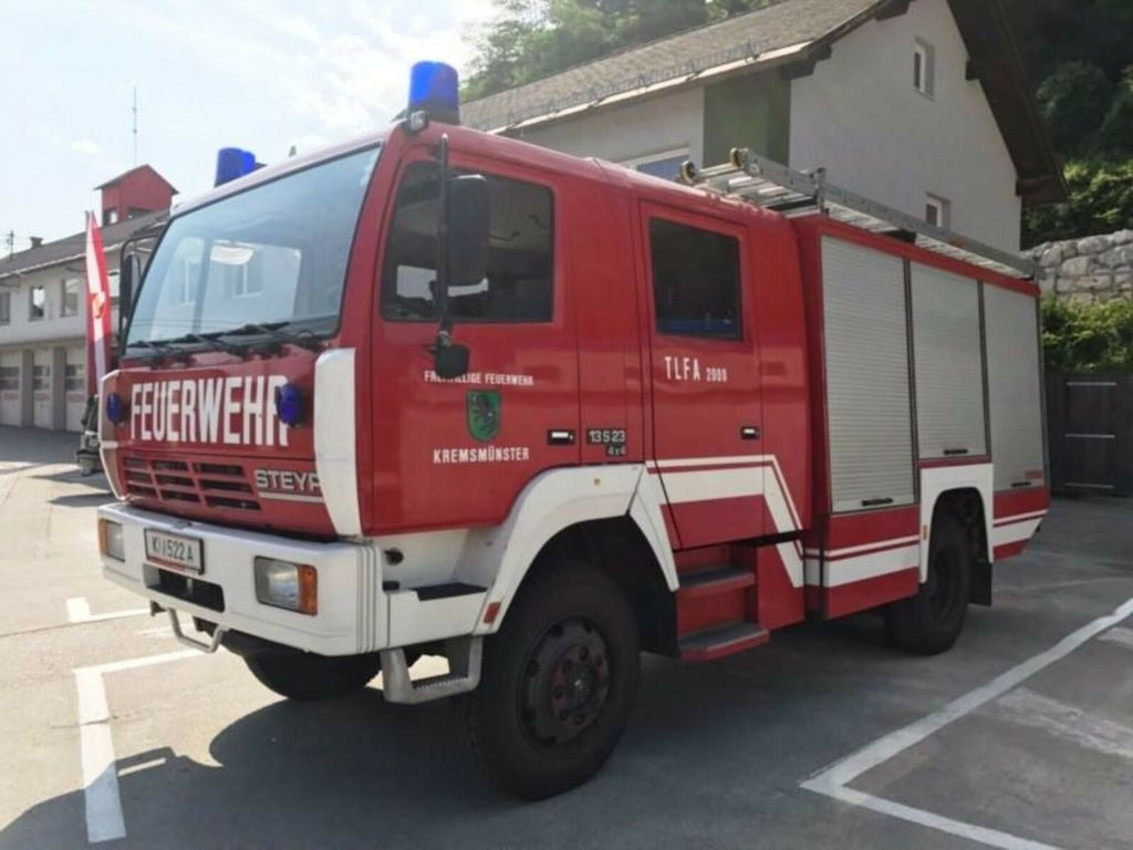 Fire truck Steyr 13S23 4x4 Feuerwehr 2000 liter Fire: picture 1