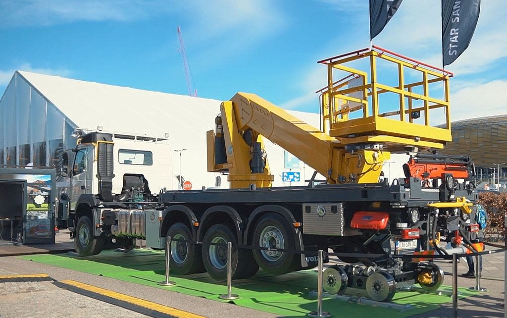 Container transporter/ Swap body truck, Crane truck Volvo NEW FMX 8x4 RAIL ROAD SCHIENEN TWO WAY: picture 11