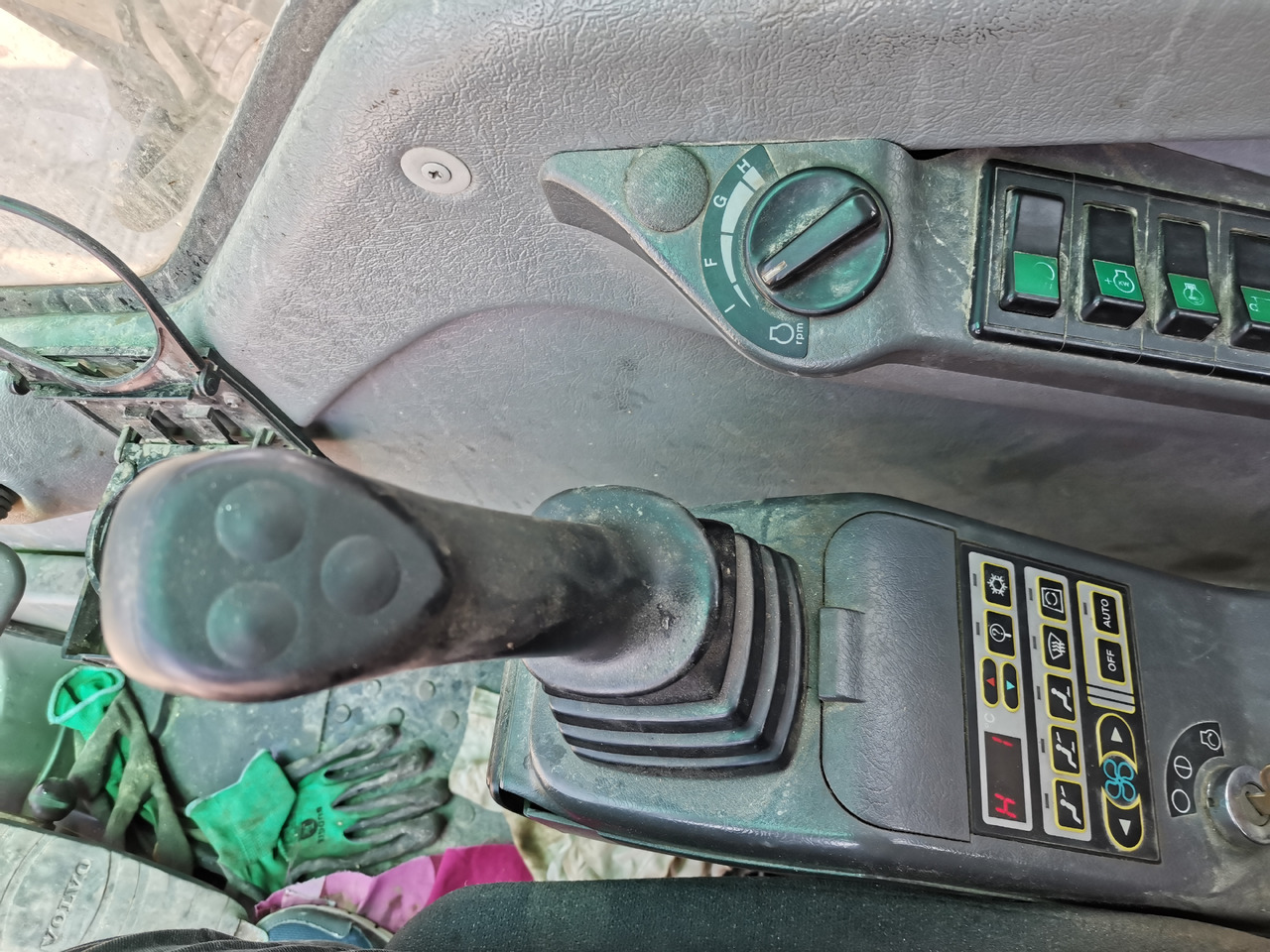 Crawler excavator VOLVO 700 B: picture 14