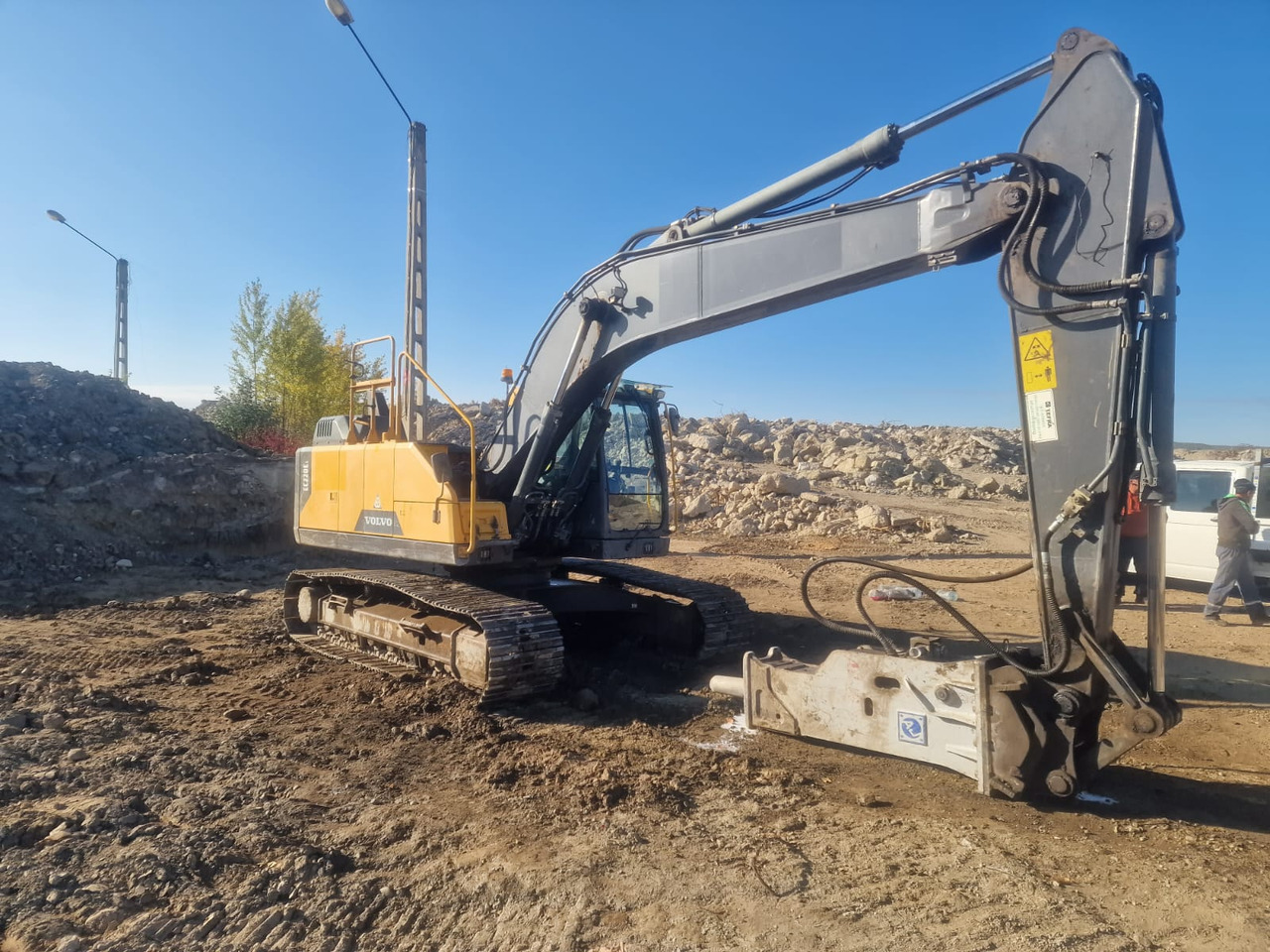 VOLVO EC220 E - Excavator: picture 2 VOLVO EC220 E - Excavator: picture 2