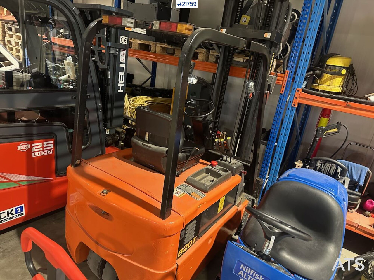 Daewoo B20T truck m/ 4,5 m løftehøyde - Low loader semi-trailer: picture 1 Daewoo B20T truck m/ 4,5 m løftehøyde - Low loader semi-trailer: picture 1