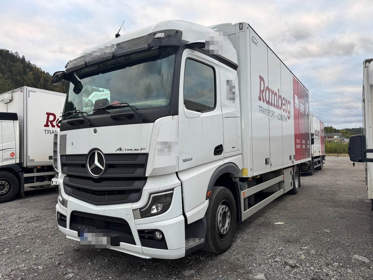 Mercedes Actros 1833 - Box truck: picture 1 Mercedes Actros 1833 - Box truck: picture 1