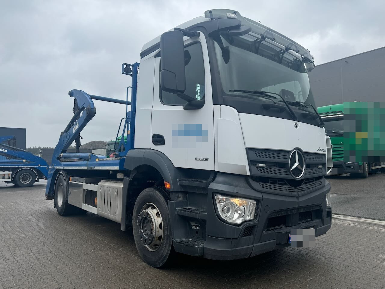 Mercedes Antos 1833 - Skip loader truck: picture 1 Mercedes Antos 1833 - Skip loader truck: picture 1