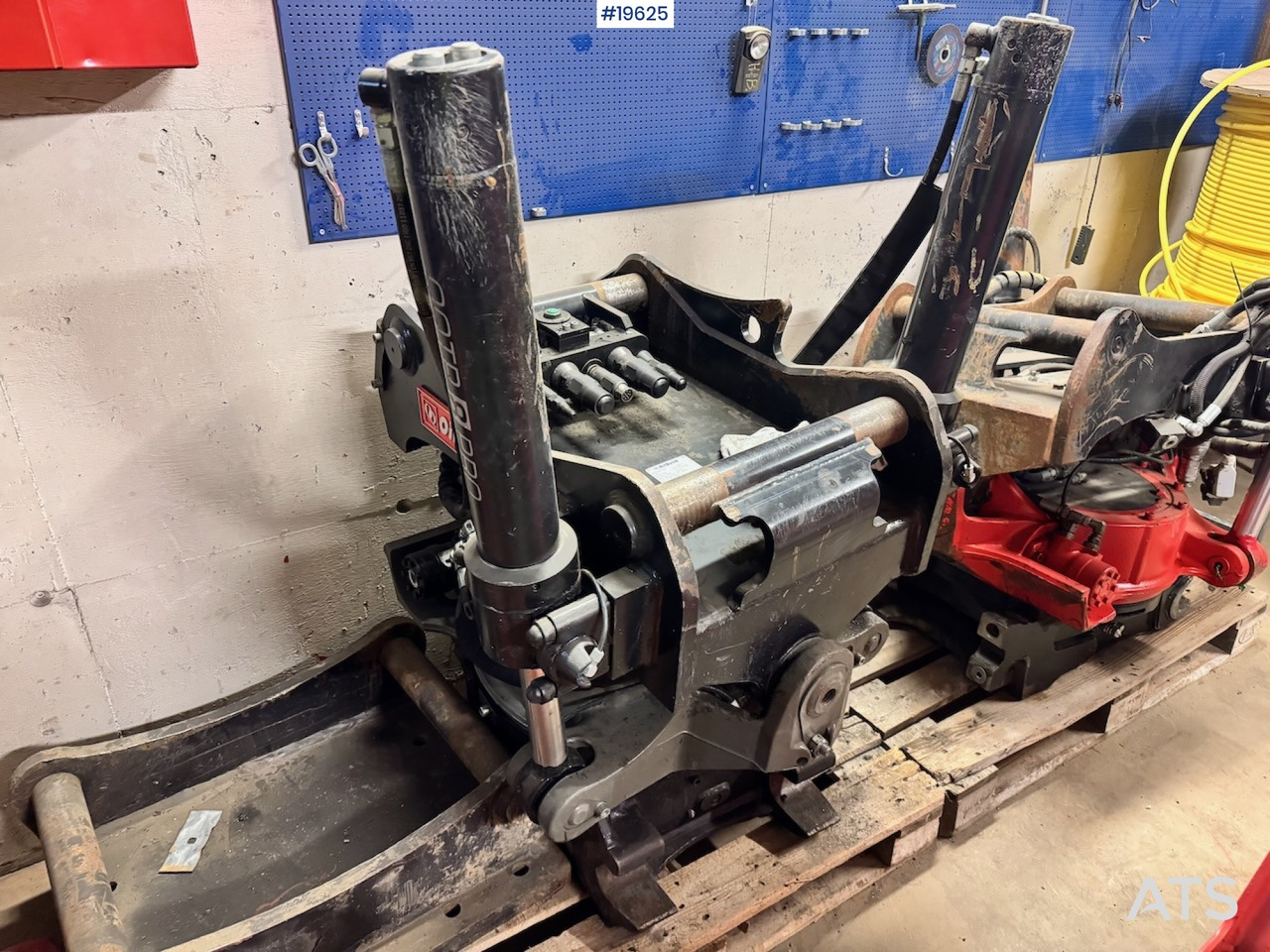 OilQuick Rototilt - Tiltrotator: picture 2 OilQuick Rototilt - Tiltrotator: picture 2
