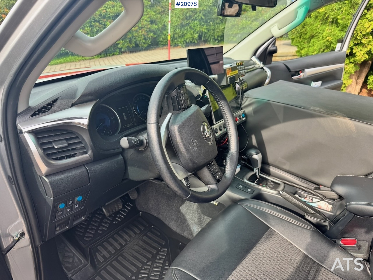 Pickup truck Toyota HILUX: picture 37