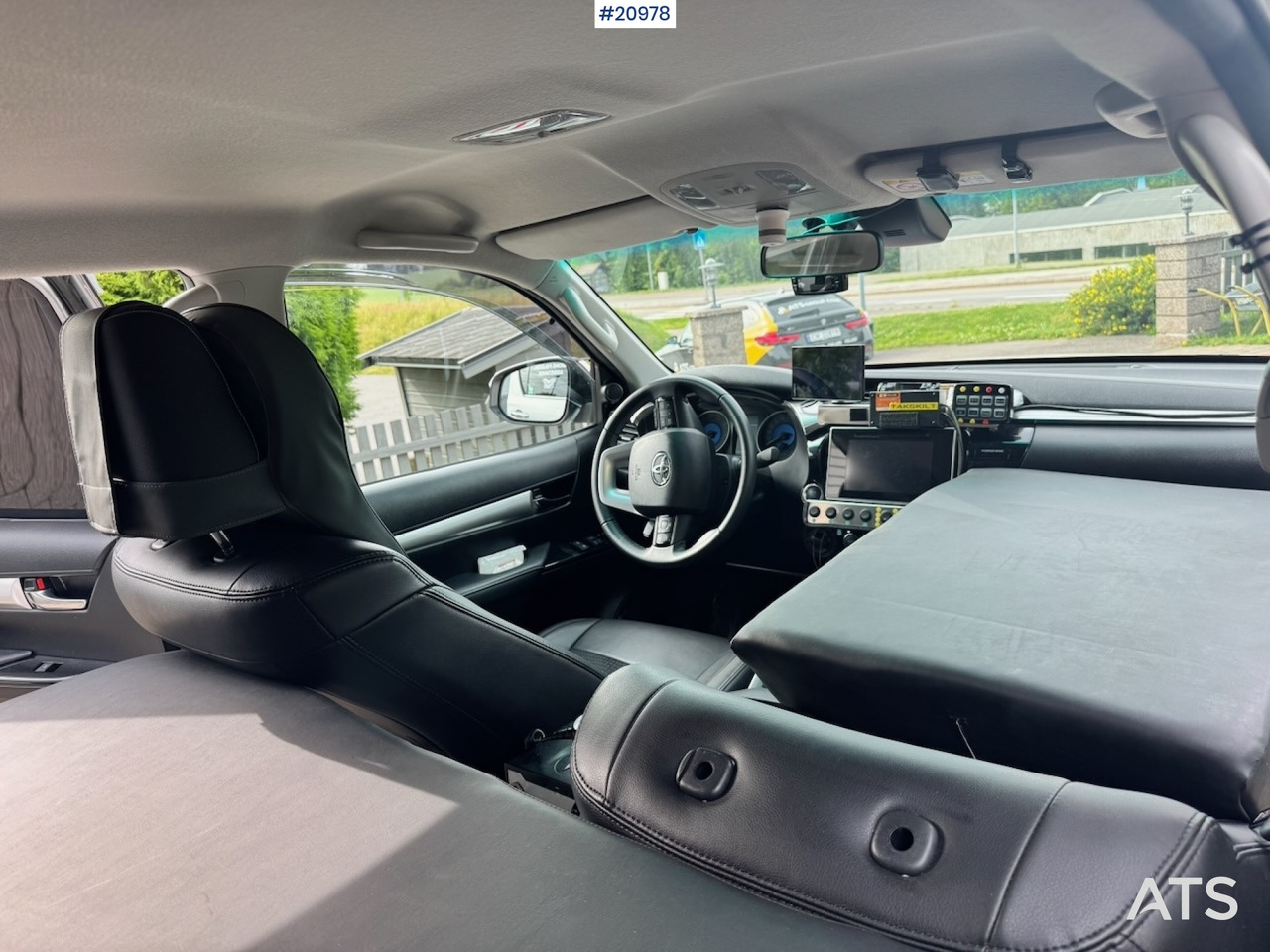 Pickup truck Toyota HILUX: picture 35