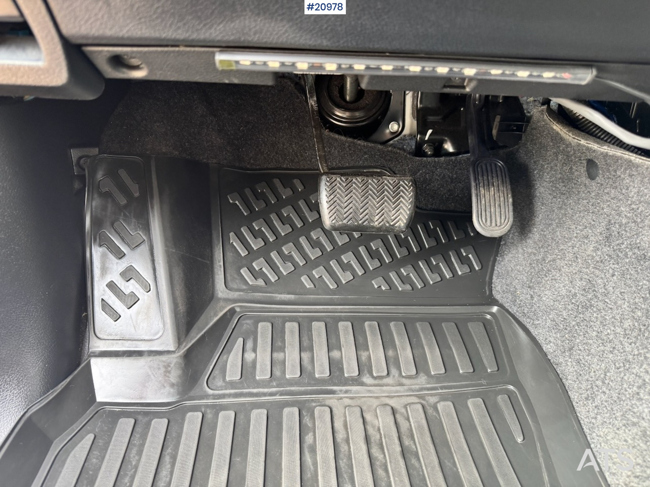 Pickup truck Toyota HILUX: picture 45