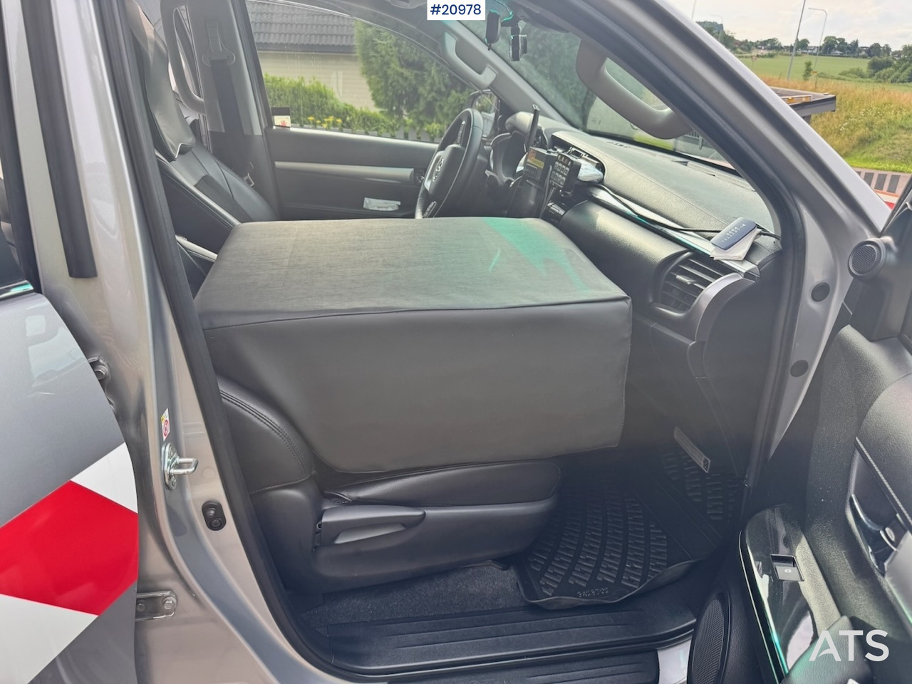 Pickup truck Toyota HILUX: picture 36