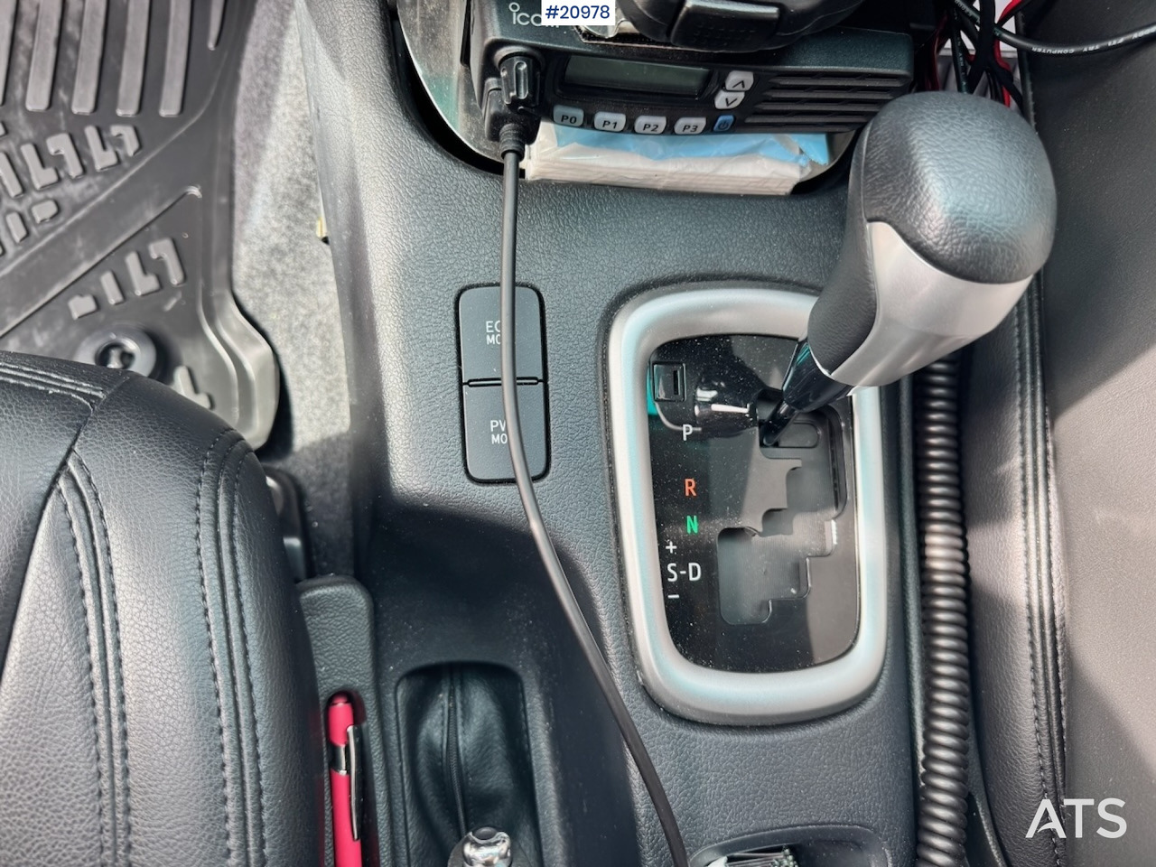 Pickup truck Toyota HILUX: picture 40