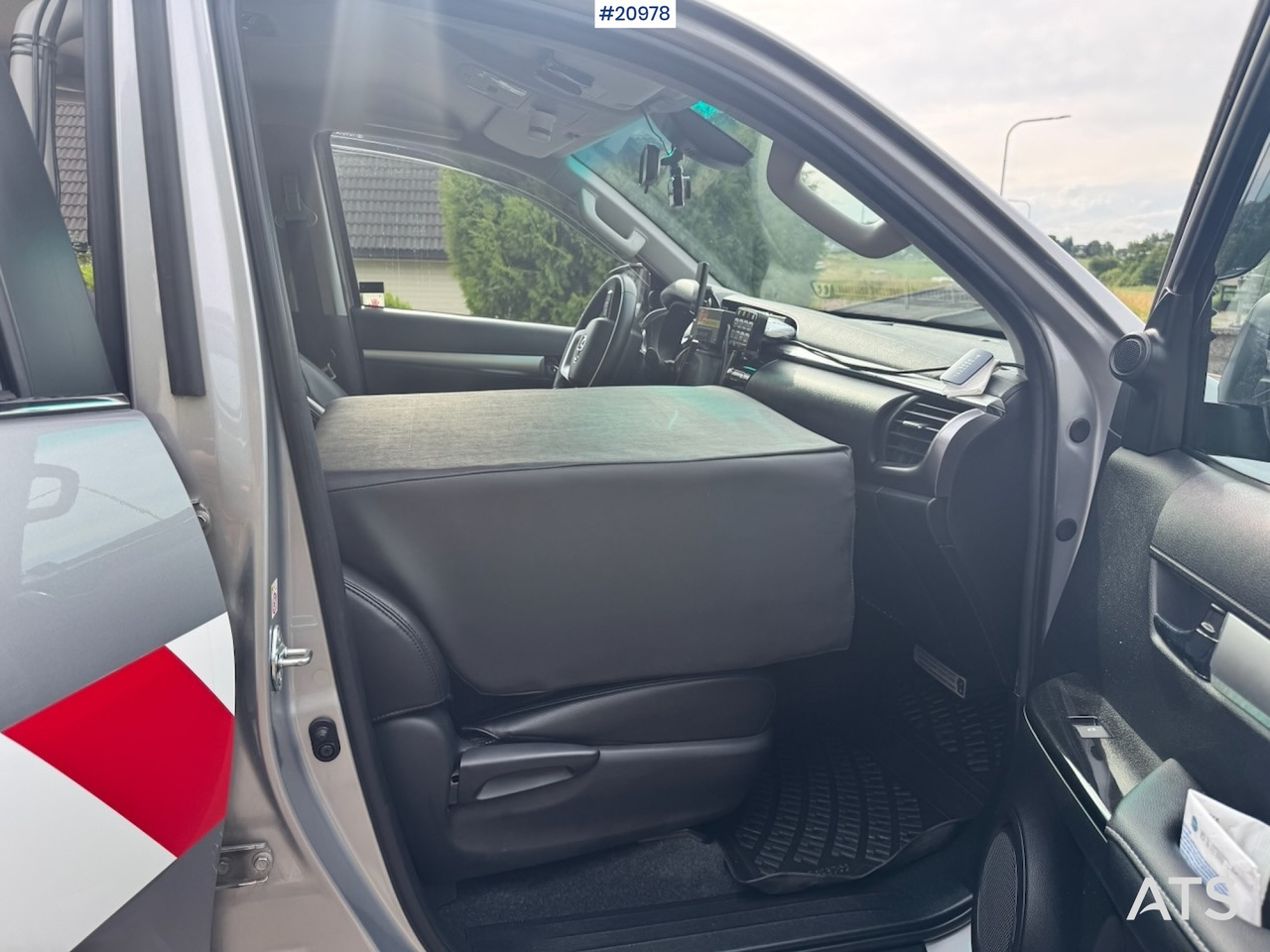 Pickup truck Toyota HILUX: picture 33