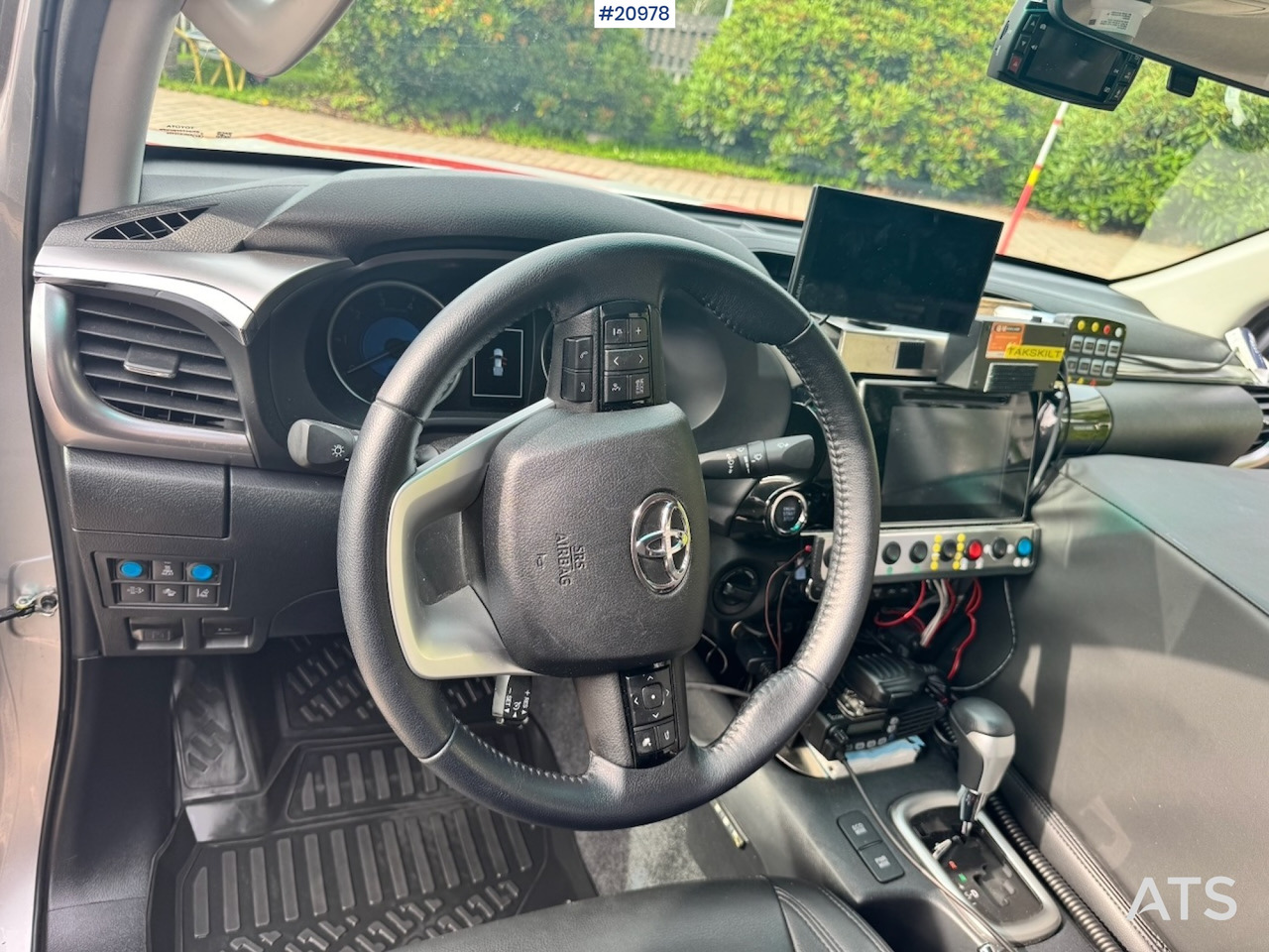 Pickup truck Toyota HILUX: picture 44