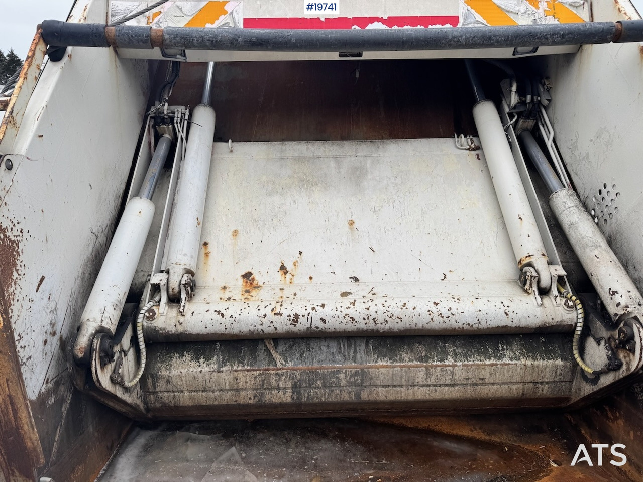 Garbage truck Volvo FE340: picture 17