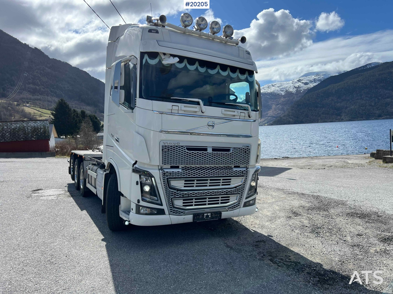 Volvo FH16 750 - Hook lift truck: picture 2 Volvo FH16 750 - Hook lift truck: picture 2