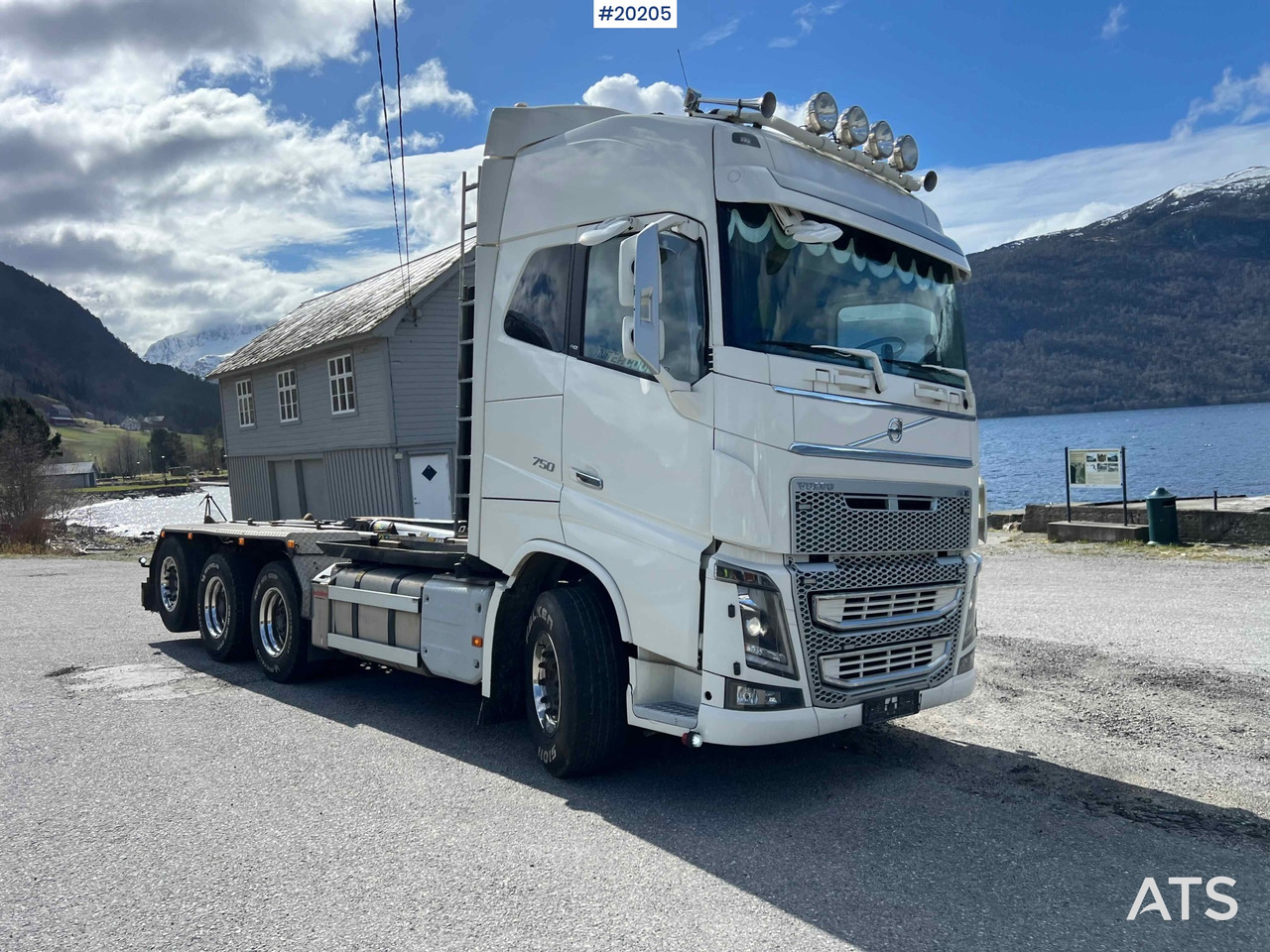 Volvo FH16 750 - Hook lift truck: picture 3 Volvo FH16 750 - Hook lift truck: picture 3