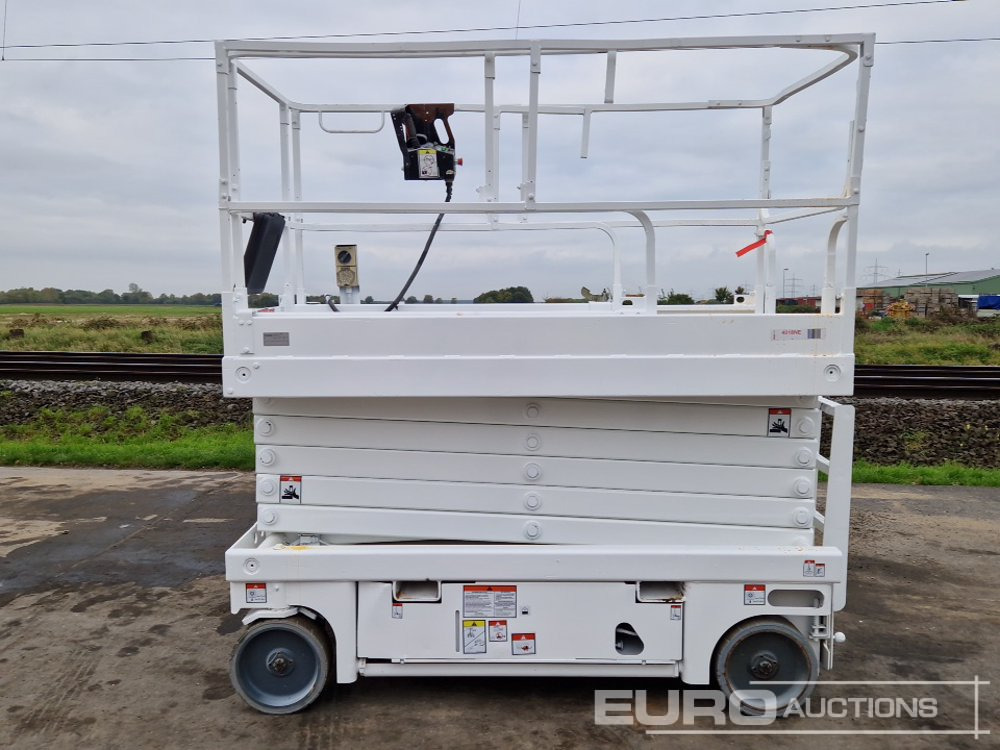 2013 Haulotte Compact 14 - Scissor lift: picture 2 2013 Haulotte Compact 14 - Scissor lift: picture 2