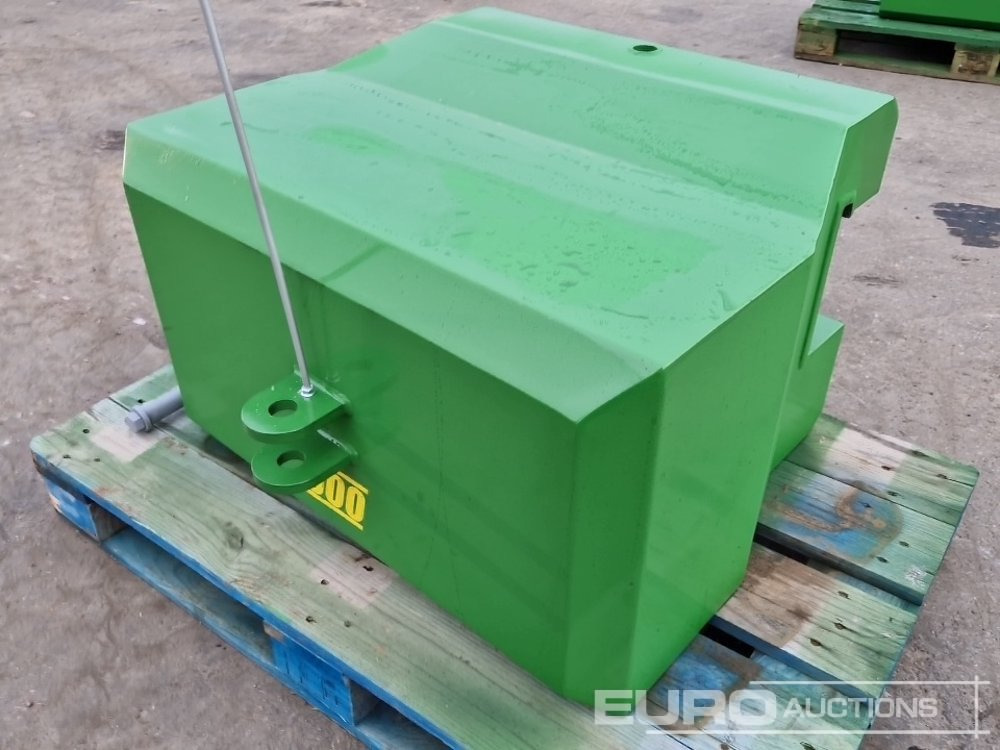 Unused 2025 John Deere 600kg Front Weights to suit John Deere Tractors, Metal Case with Towing Eye (Green) - Agricultural machinery: picture 1 Unused 2025 John Deere 600kg Front Weights to suit John Deere Tractors, Metal Case with Towing Eye (Green) - Agricultural machinery: picture 1
